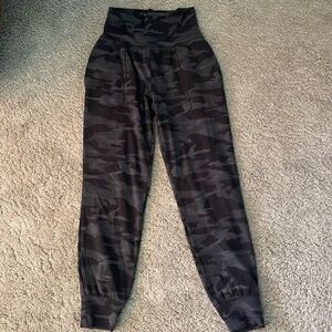Athleta Salutation camo joggers XS